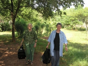 Ulrike und Ellen zum Taxi