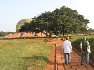 Weg zum Matrimandir