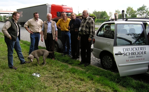 6 Leute plus Hund plus Fahrer