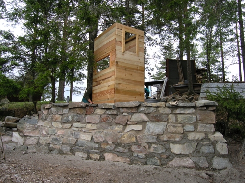 Bruchsteinmauer mit Thron